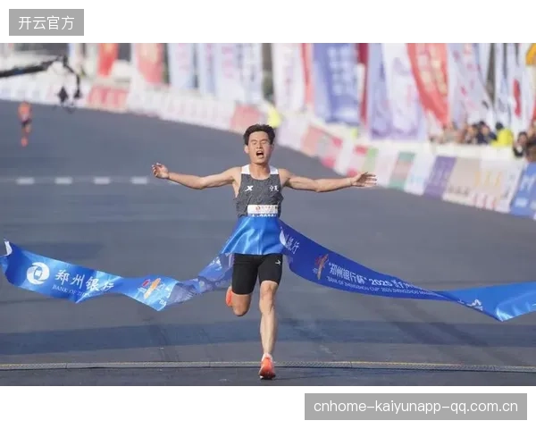 马拉松小将逆风跑进前五，表现炸裂